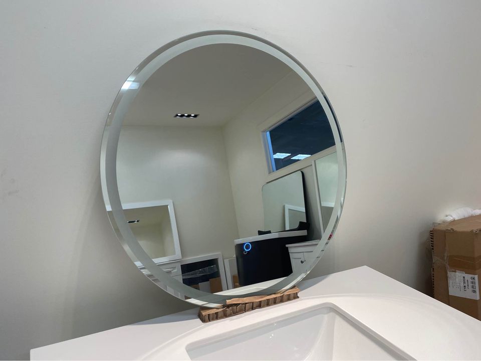 650mm Round LED Mirror - Angle-C